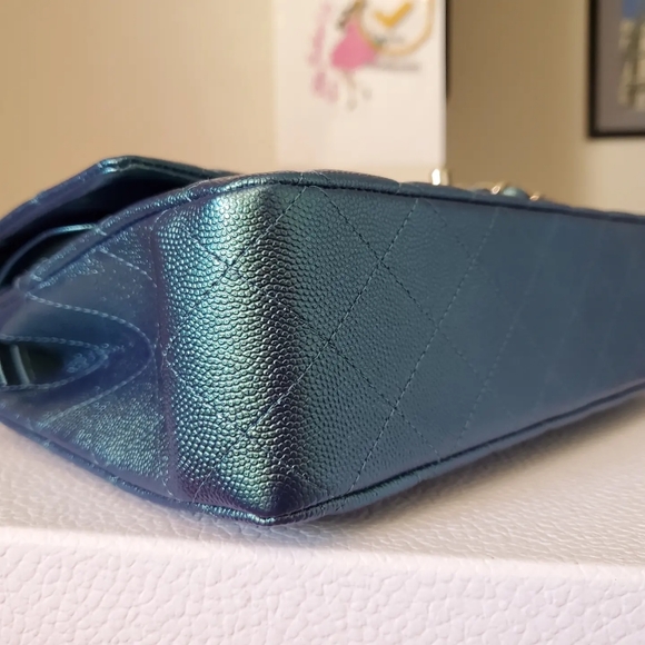 Chanel classic iridescent green caviar gold hw medium bag - Picture 5 of 13